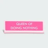 QUEEN OF DOING NOTHING - Plaque de bureau | Rose*FLAMINGO CANDLES Outlet